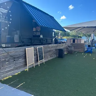 the outside of the restaurant