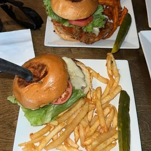 Chicken buffalo burger / Hawaiian burger