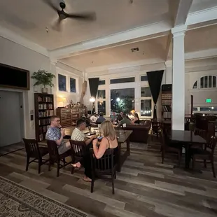 Great cocktails , wonderful bar, ambiance was amazing and loved it!!