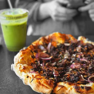 Caramelized mushroom pizza