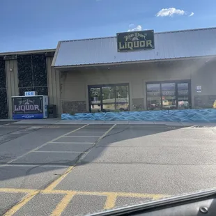 the outside of a liquor store
