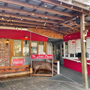 the outside of a restaurant