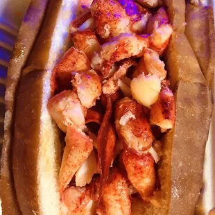 a lobster sandwich on a bun