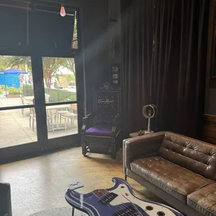 Band room (guitar table)