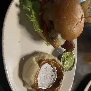 Chicken sandwich with mashed potatoes