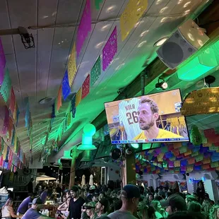 Cinco de Mayo party - the place was poppin'!