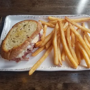 The Reuben from the lunch menu. Not much of a presentation, 'eh? The same might be said for the taste.