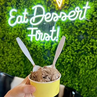 Mocha cookie crumb (one scoop cup)