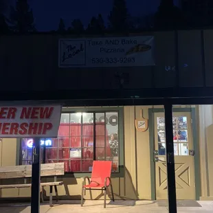 The outside of the pizzeria