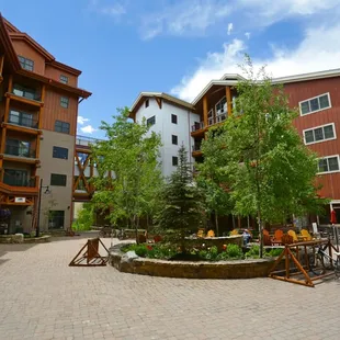 Courtyard in Lodge at Mountaineer Square (LMS) Photo: Chris Segal/CBMR