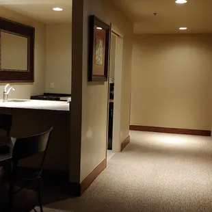 Beautiful spacious suite w kitchenette