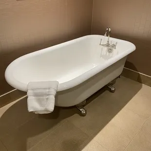 Claw foot tub
