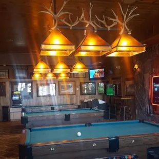 Gaming center with pool, juke bok, old school slot machine and virtual gold game!