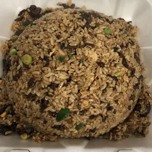 This here is our beef fried rice,instead of bacon bits they got marinated beef bits (wok-fried rice &amp; onions w/ Mac salad