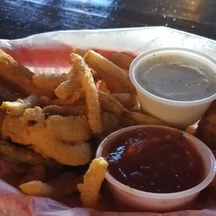 Sampling basket of appetizers