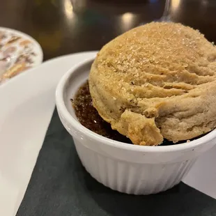 Mocha brûlée with a cardamom cookie