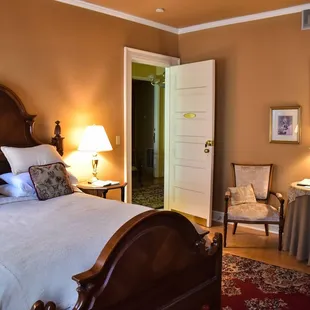 Gold Room-Queen Bath