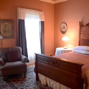 Portrait Room-Queen Bed