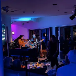 (Live music) (mixologist) (Pupus)