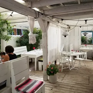 Beautiful outside setting even in the heat.