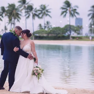 Bridal portrait on the beach in Waikiki