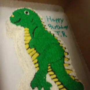 Dinosaur cake for my son's 3rd birthday was a success