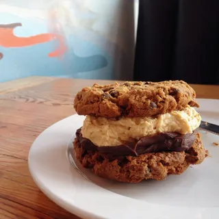 GLUTEN FREE Peanut Butter Chocolate Chip Cookie Sandwich