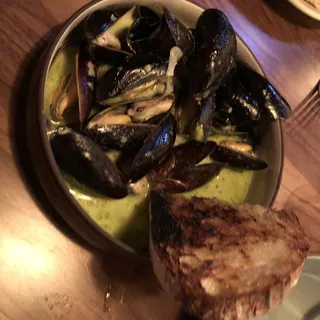 Mussels with Escargot Butter and Cream