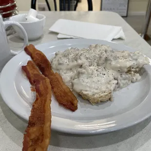 Biscuits n gravy w bacon