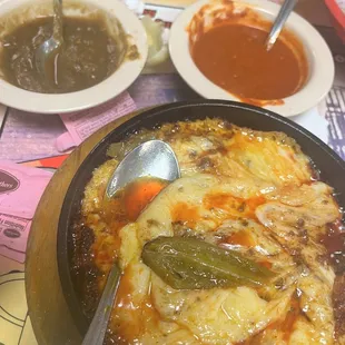 Queso Fundido con rajas y chorizo