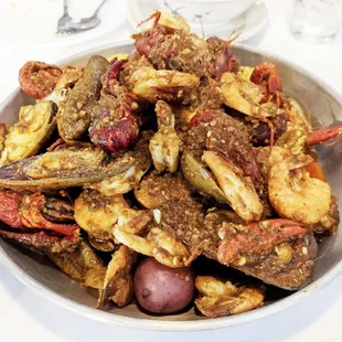 a bowl of cooked crabs