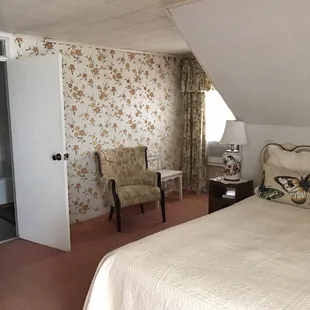 Pent house bedroom with bathtub/no shower