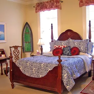 The Headley Room has a queen bed and ensuite bath.
