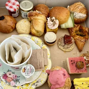 The afternoon tea box (for 1 person!)