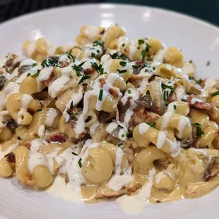 a plate of macaroni and cheese