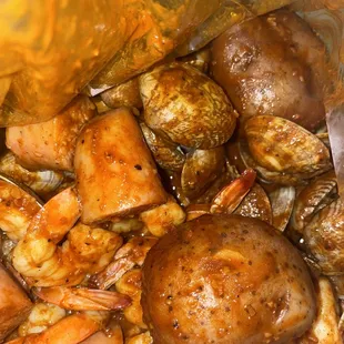Medium Full house peeled shrimp and clams with double potato&apos;s double sausage no corn