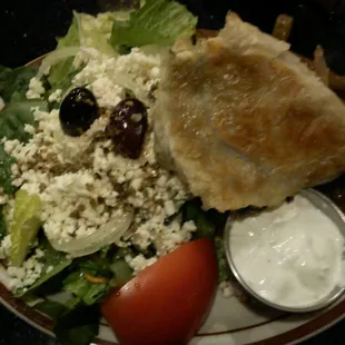 Thé végétarien  plate is a Great choice... It inclûdes spinach pie, Greek beans, &amp; a Greek salad . Delicious food!
