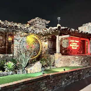 The eye-catching entrance!