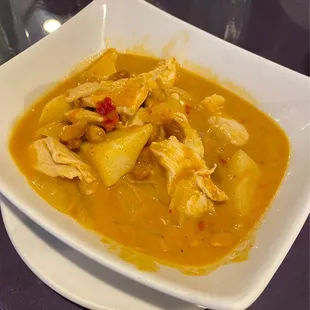 Mussamun Curry w/ chicken, coconut milk, onion, potatoes &amp; peanuts