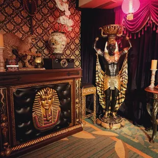 a statue of a pharaoh