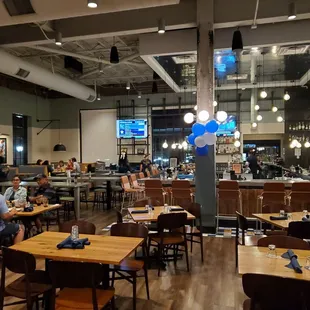 Dining room &amp; bar