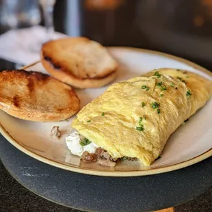Spinach and fennel sausage omelette with an English muffin subbed for potatoes