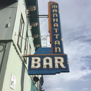 the sign for the restaurant