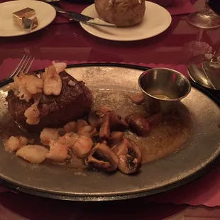 The 8oz Châteaubriand filet, cooked "blue".. c'est délicieux!!