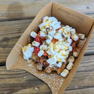 BYO: Cinnamon-Sugar Waffle, Strawberry, Whipped Cream, Marshmallow, Icing, Caramel from Sweet Crunch Waffles | Instagram: @telephonesmoothie