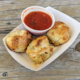 Garlic Knots from Geno D's Pizza | Instagram: @telephonesmoothie