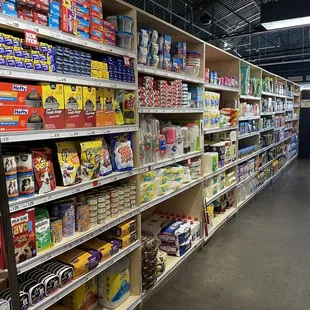 Shout out to the folks taking care of this grocery store. Nice and clean!