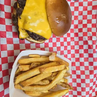 Smash burger, cheese burger (no bacon offer or available)