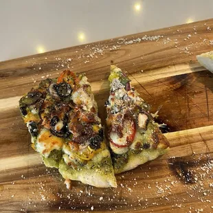 Gluten-free pesto veggie flatbread