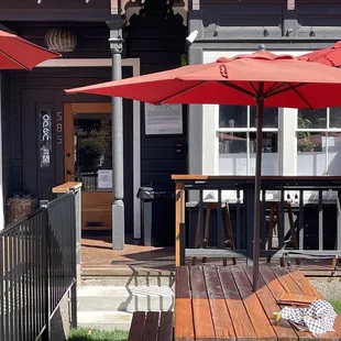 Cute front patio to sit in for conversation and people watching...